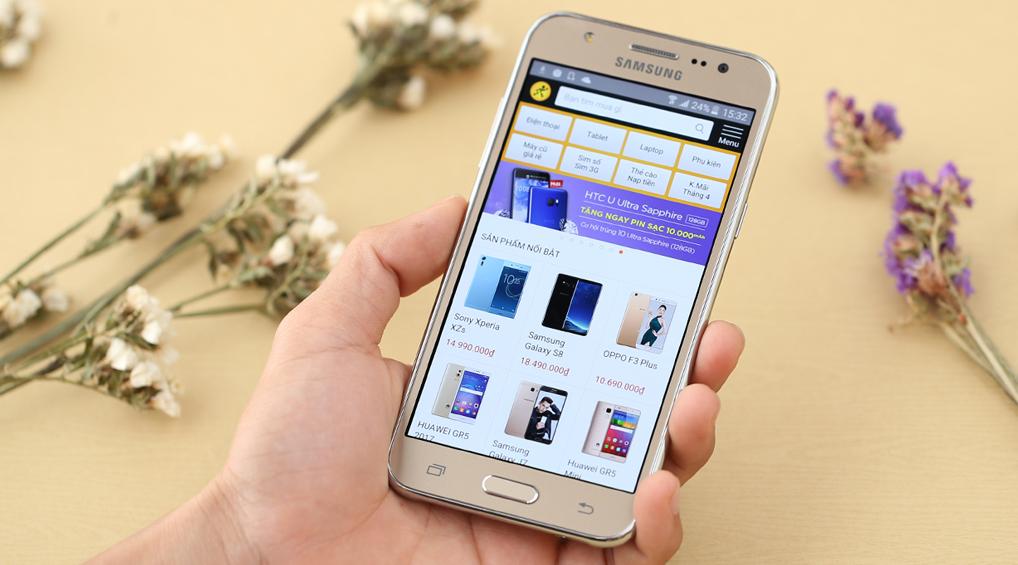 Điện thoại Samsung Galaxy J5 (2015) trưng bày