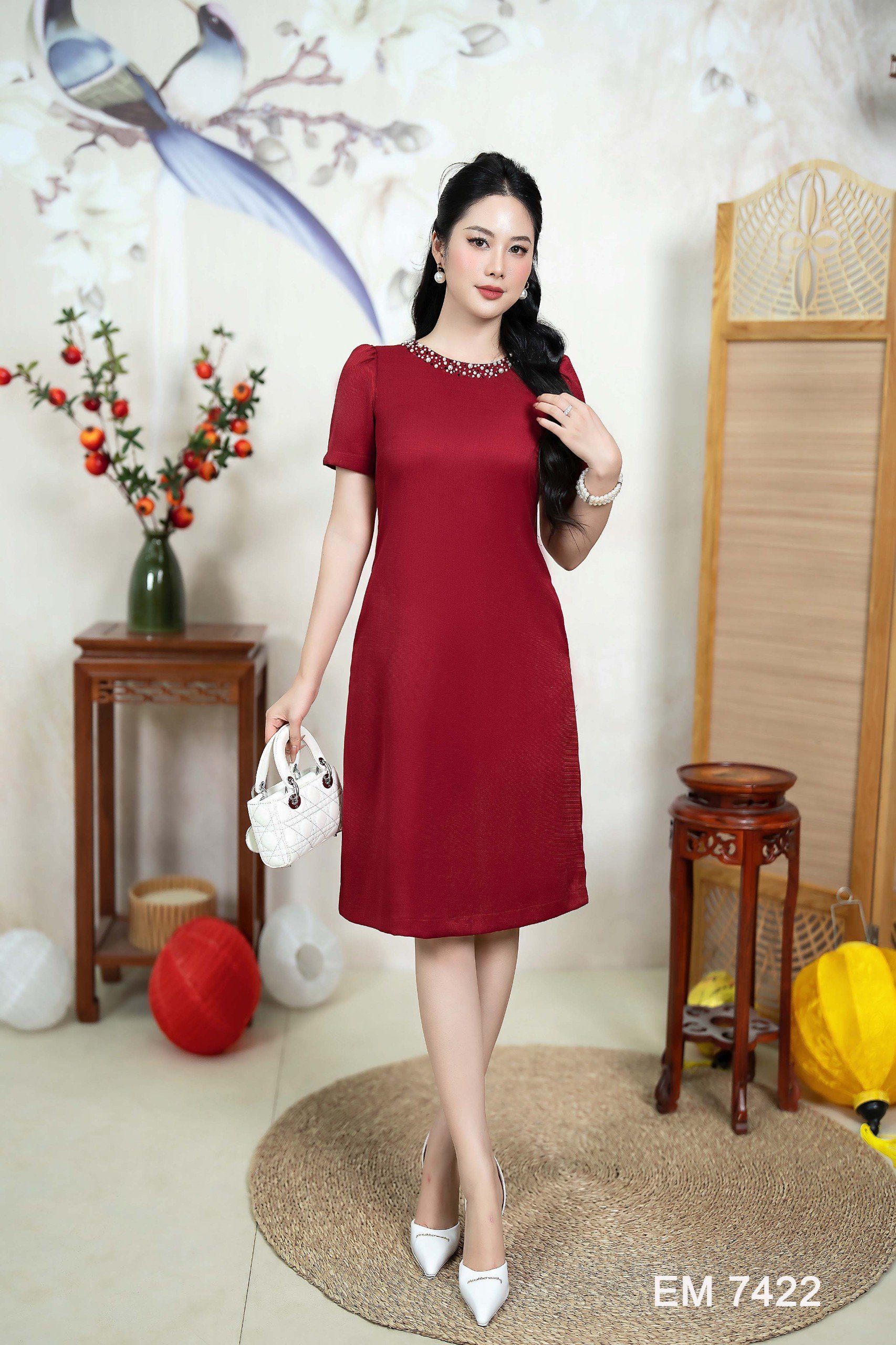 Đầm EMY EM7422 Suông Đỏ Hạt Cổ