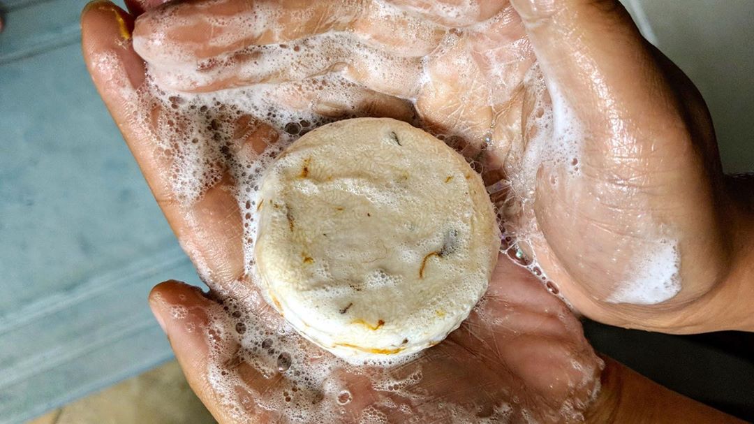 [HCM]Bánh dầu gội LUSH - Soak And Float shampoo bar