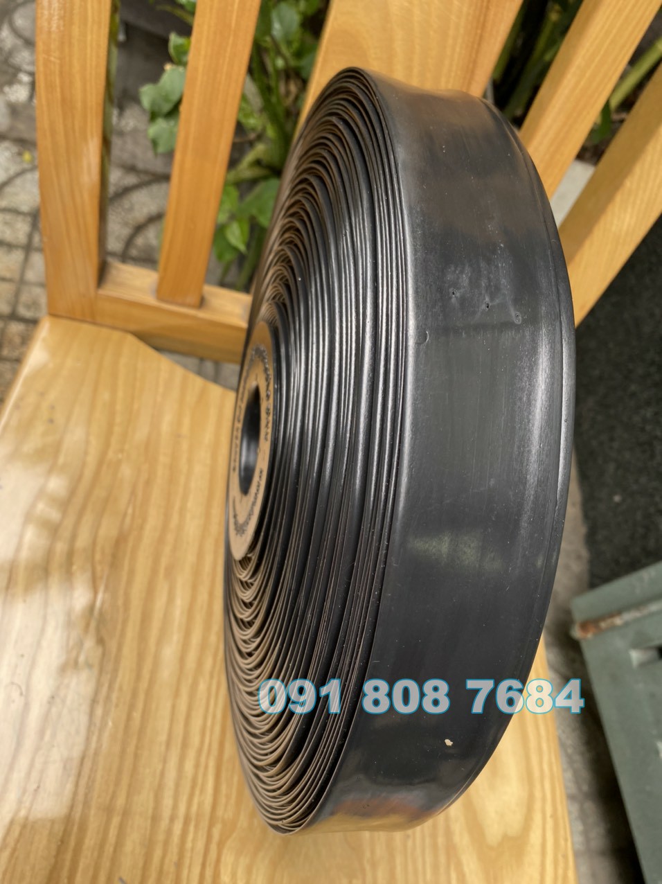 ỐNG TƯỚI DẸP PHUN MƯA PHI 42MM, CHIỀU DÀI 100M (ỐNG AVA ĐỤC 3 LỖ)