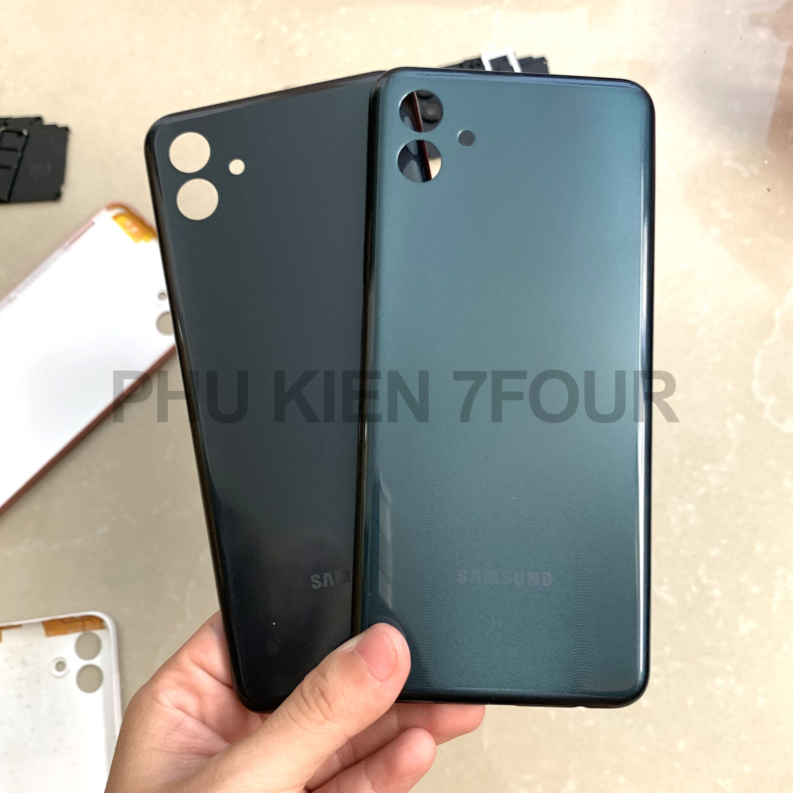 Vỏ Nắp Lưng Samsung A04 Có Kính Camera Và Nút - 7Four