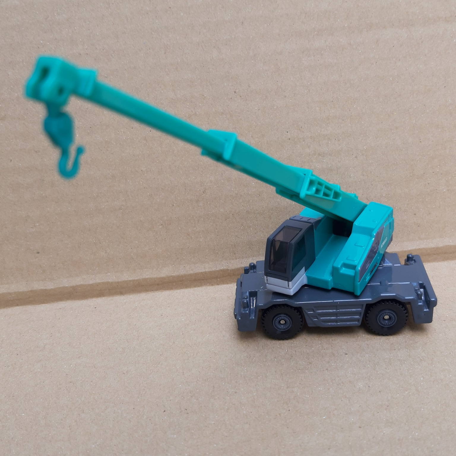 Xe mô hình Tomica - Xe cẩu Cobelco Crane màu xanh giá rẻ cho bé