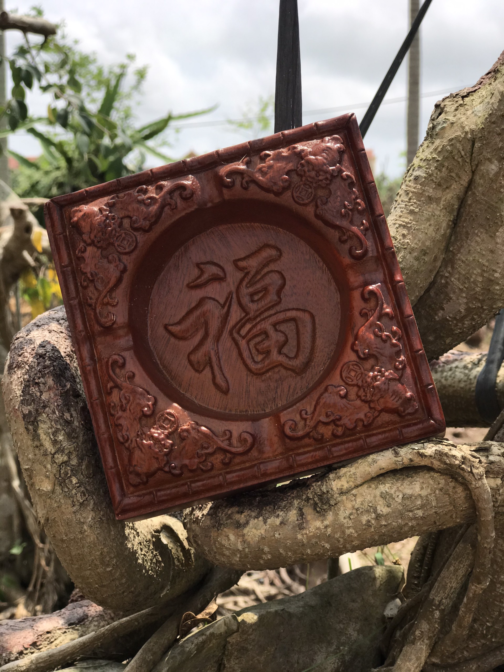 Gạt Tàn Thuốc Lá Gỗ Hương Đỏ .