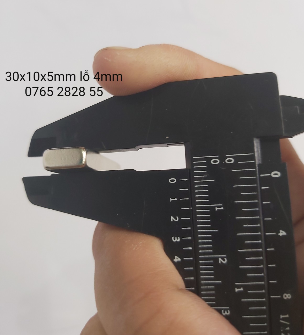 Nam châm 30x10x5mm lỗ 4mm