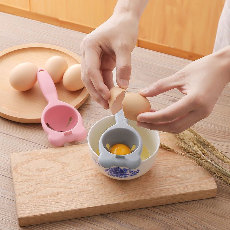 Bear-shaped egg yolk separator