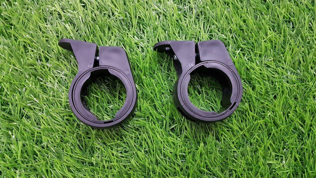 Mắt mèo màu đỏ gắn phuột trước xe máy