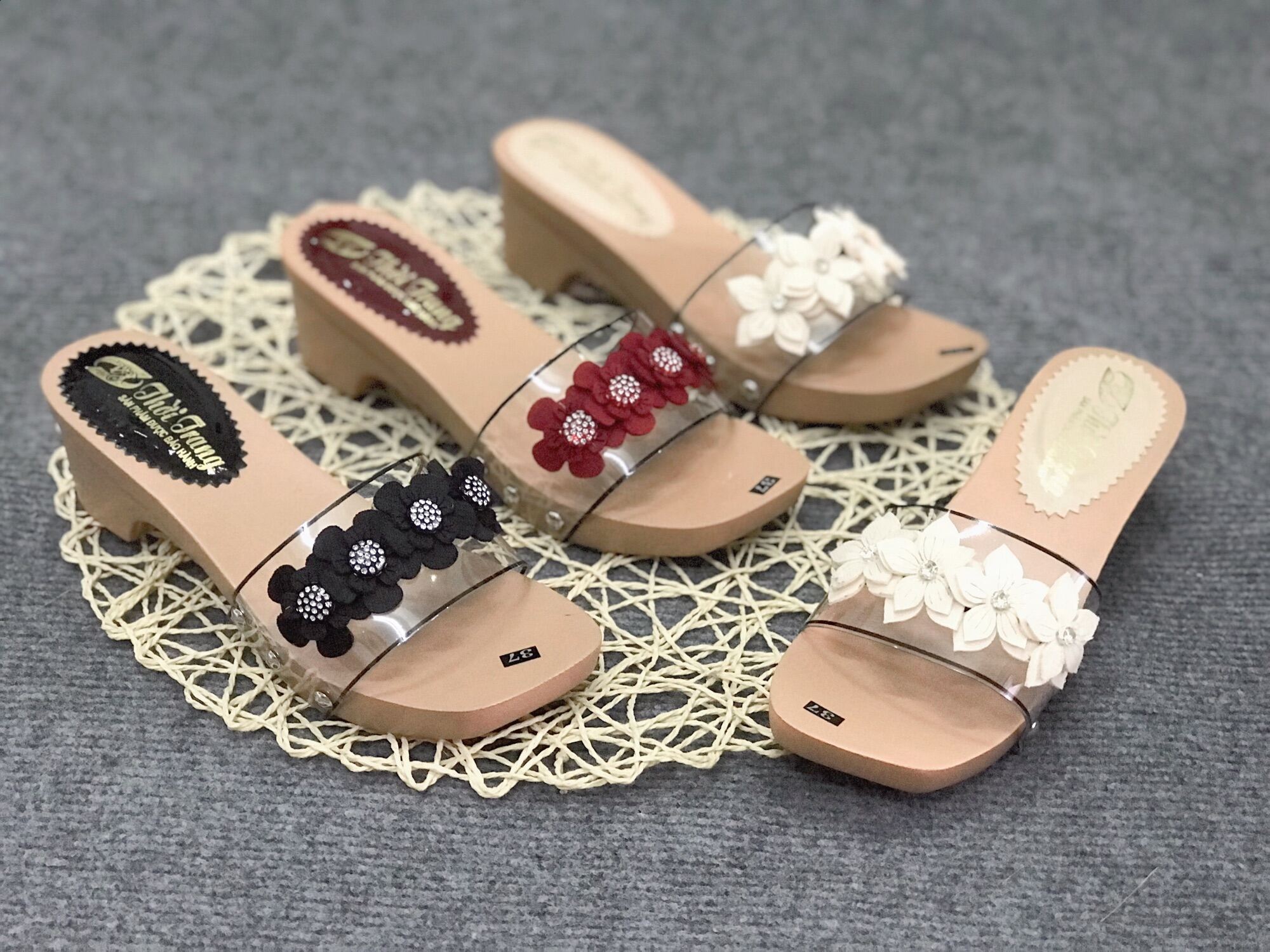 DÉP NỮ TRUNG NIÊN GUỐC NỮ 5P QUAI NGANG GẮN HOA QUAI TRONG SIÊU NHẸ DÉP CHO MẸ CHO BÀ