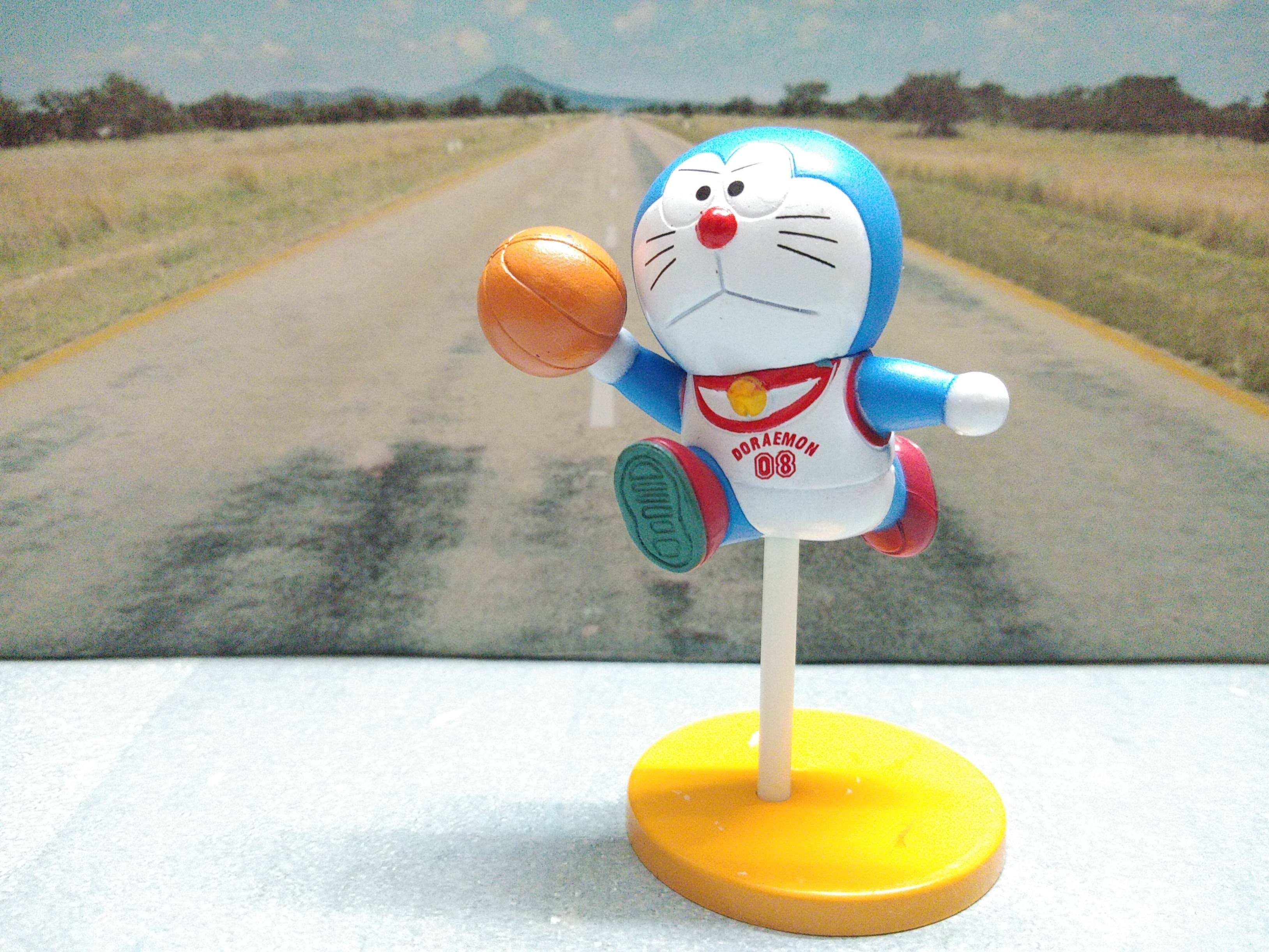 Đồ chơi mô hình Doraemon - Chơi thể thao