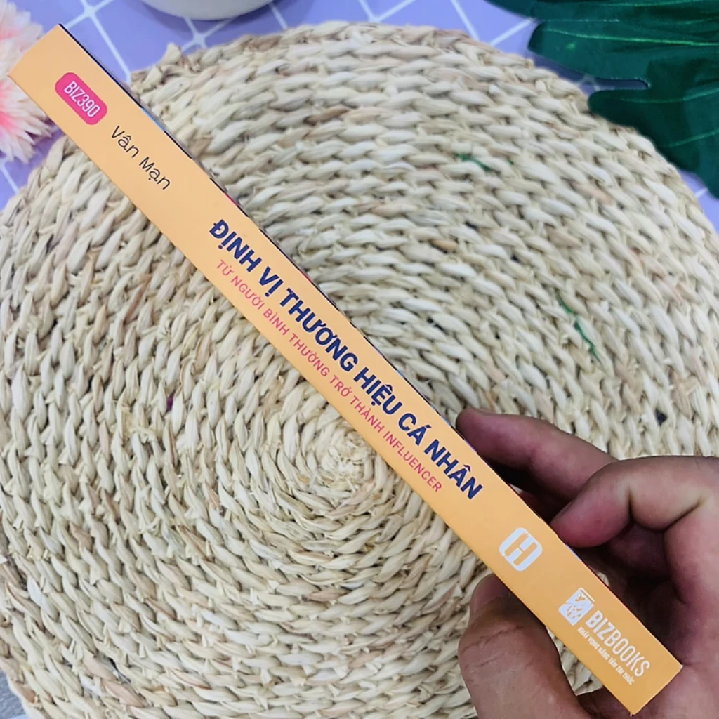 Sách - Định Vị Thương Hiệu Cá Nhân: Từ Người Bình Thường Trở Thành Influencer - MCBooks