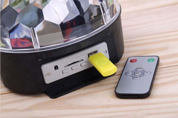 Đèn LED sân khấu bar vũ trường chớp 7 màu hiệu ứng nhấp nháy xoay theo nhạc có remote điều khiển