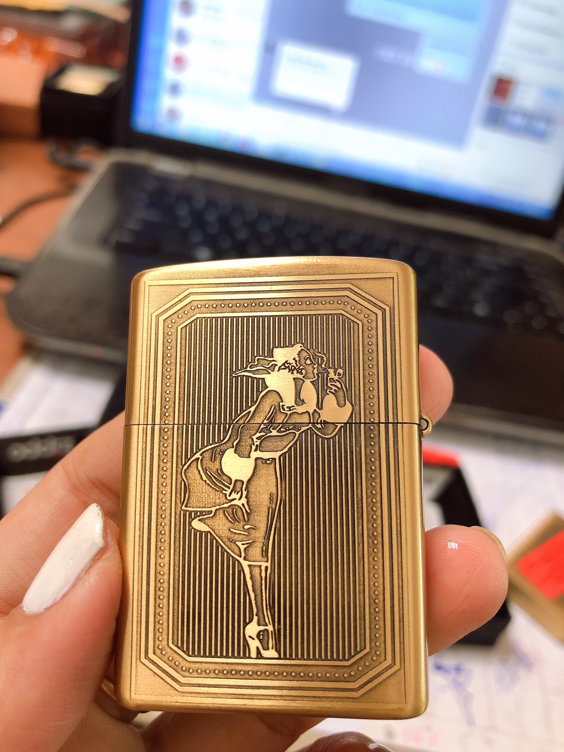 BẬT LỬA ZIPPO KHẮC CHÌM MẪU WINDY 2 MẶT MÀU VÀNG RUỘT TRẮNG