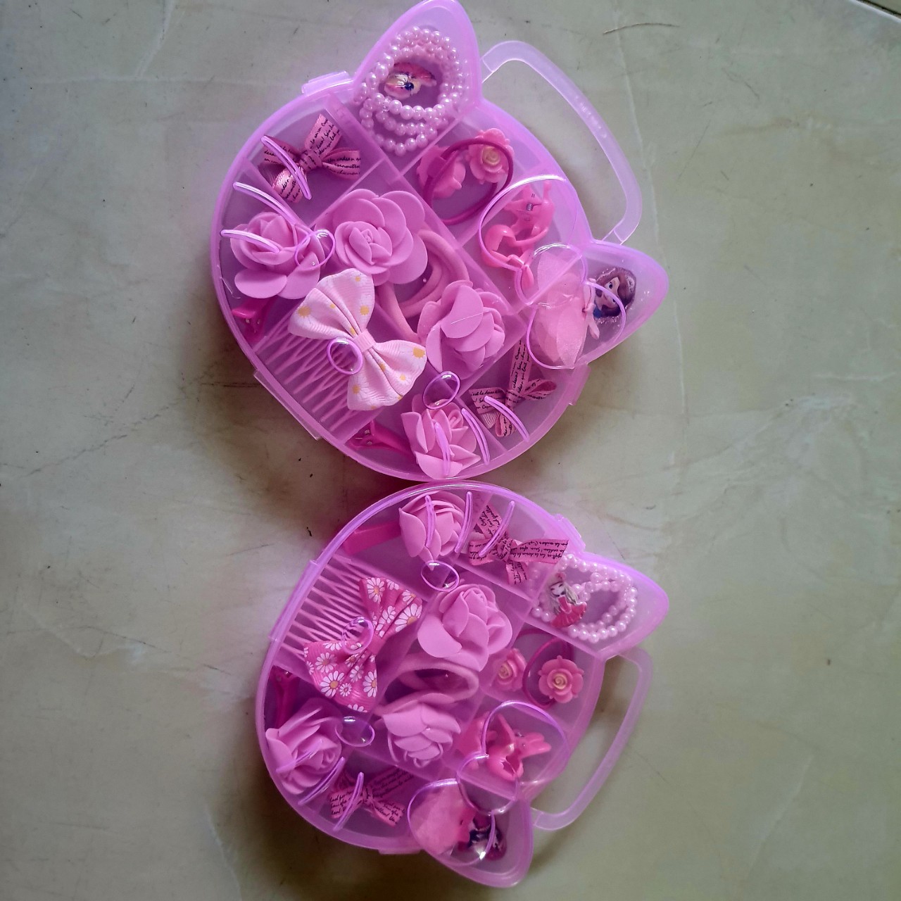 Hộp Hello kitty kèm cột tóc, kẹp mix nhiều mẫu cho bé