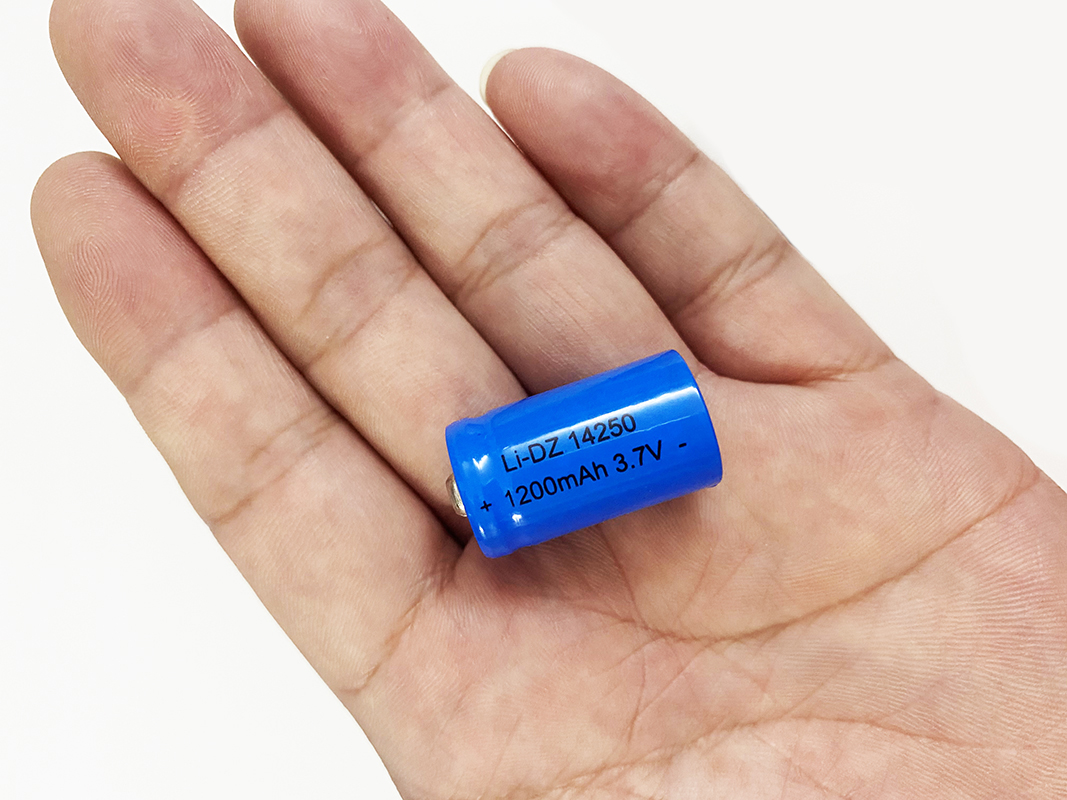 Pin Sạc nhiều lần 14250 dùng cho máy laze, đèn laze, bút laze dung lượng 1200mAh 3.7v (1 Viên)
