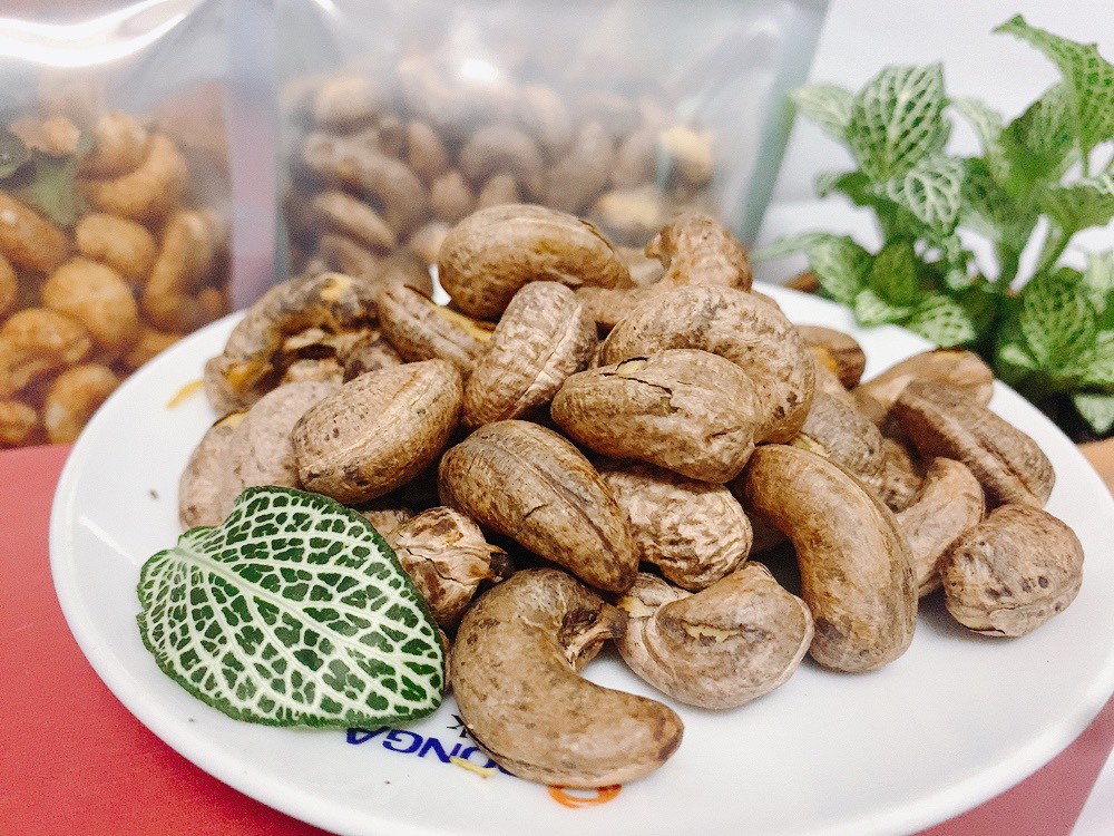 Hạt điều khô vỏ lụa rang muối nguyên hạt cao cấp ( 250gr/ túi)