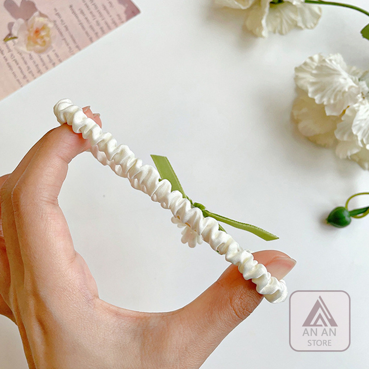 Cột Tóc Scrunchies Hoa Linh Lan Trắng