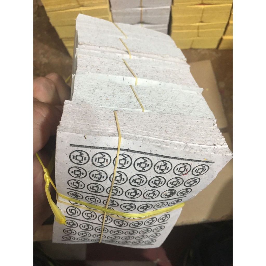 Một Xấp Giấy Trắng ( Đồng Xu Trắng ) Trong Thờ Cúng