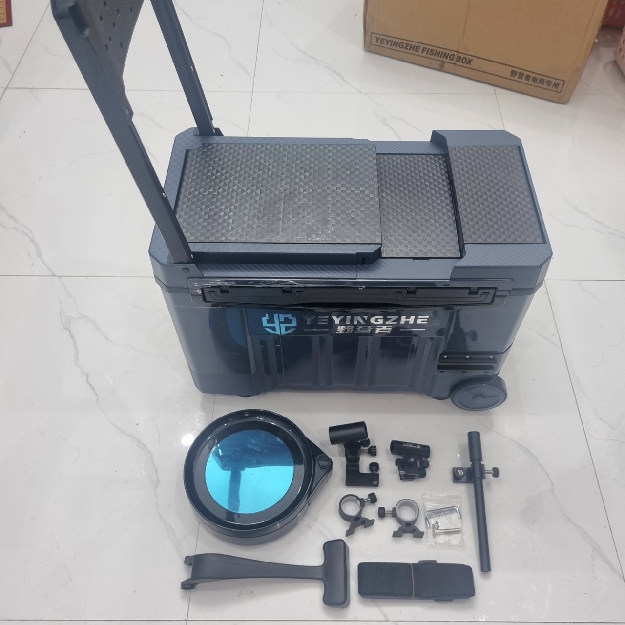 Thùng câu đài nội địa 32L carbon siêu bền có bánh xe kèm phụ kiện câu cá