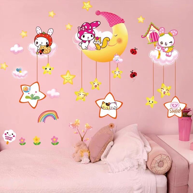 Decal dán tường trăng sao và bé ôm gối