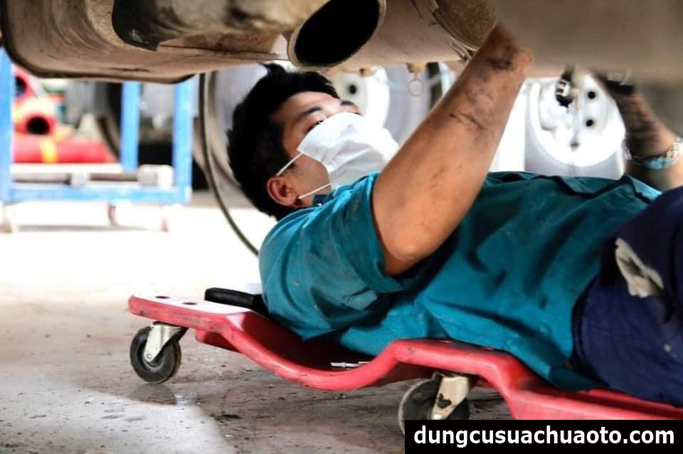 Xe nằm chui gầm sửa chữa ô tô