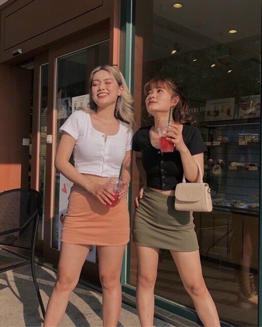 Áo gân croptop cổ tròn phối nút trước cực xinh TTSLA0411