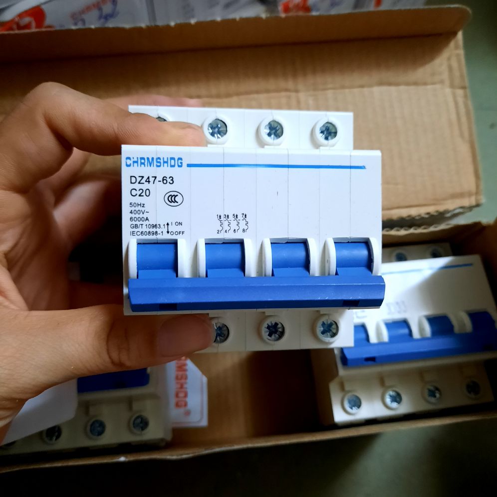 Aptomat dz247 - 4 pha 600a - giá 1 cái
