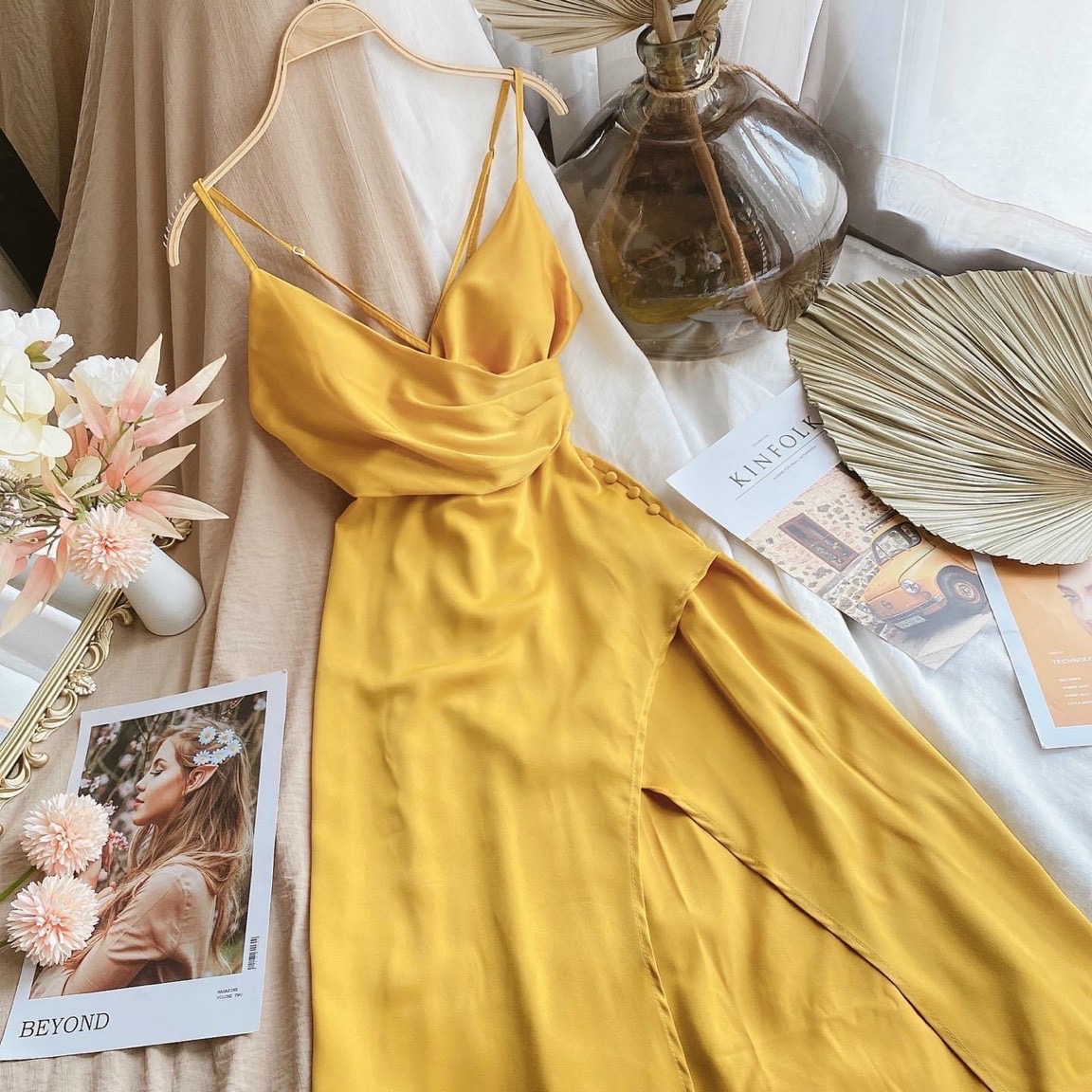 Đầm maxi vàng nút eo xẻ tà