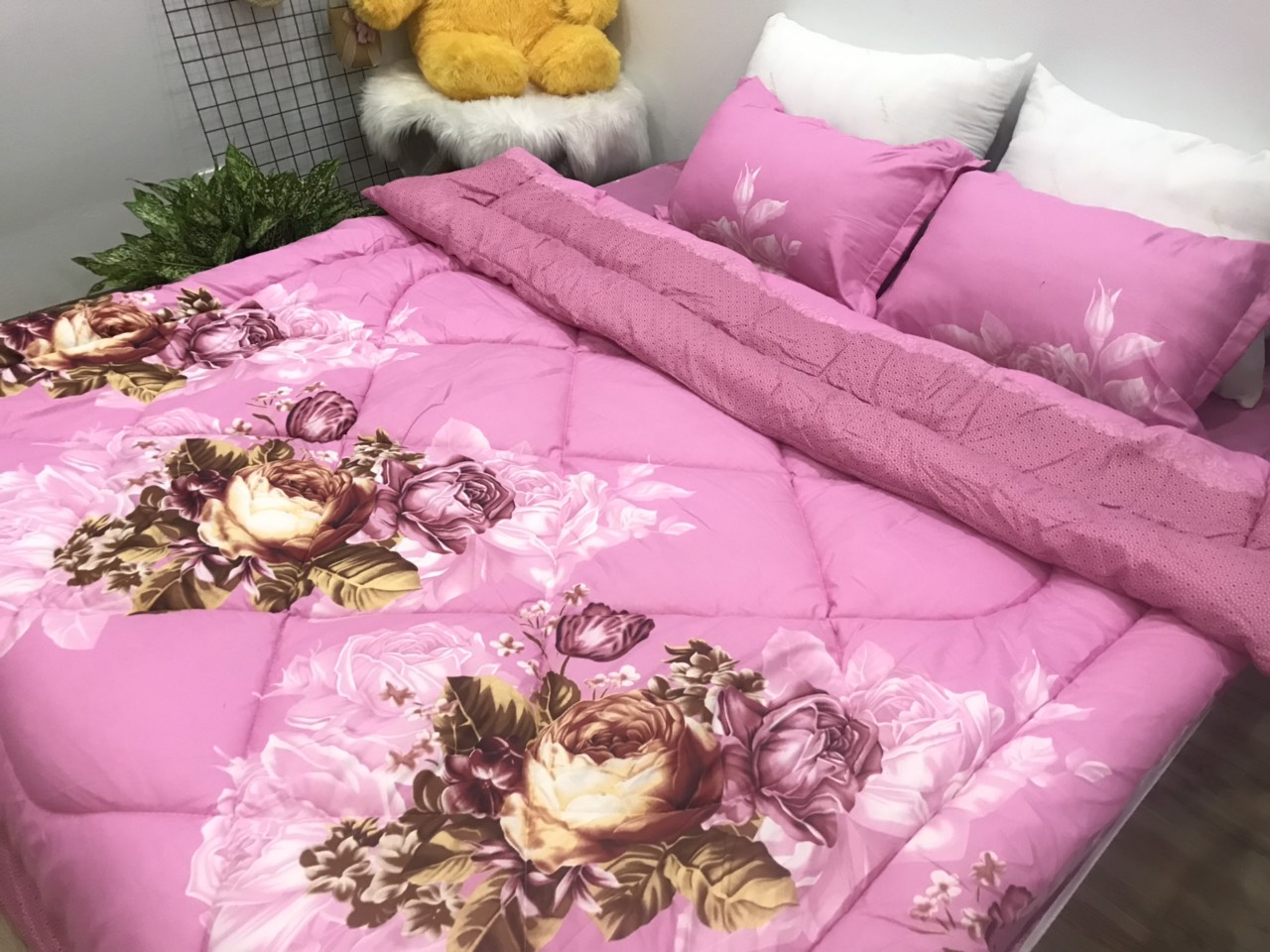 Bộ Chăn Ga Gối Cotton Poly Mẫu Hoa Trà Hồng Họa Tiết Cực Đẹp, Chất Liệu Cotton Poly Siêu Mềm Mịn, Thấm Hút Mồ Hôi, Không Phai Màu, Có Thể Giặt Máy