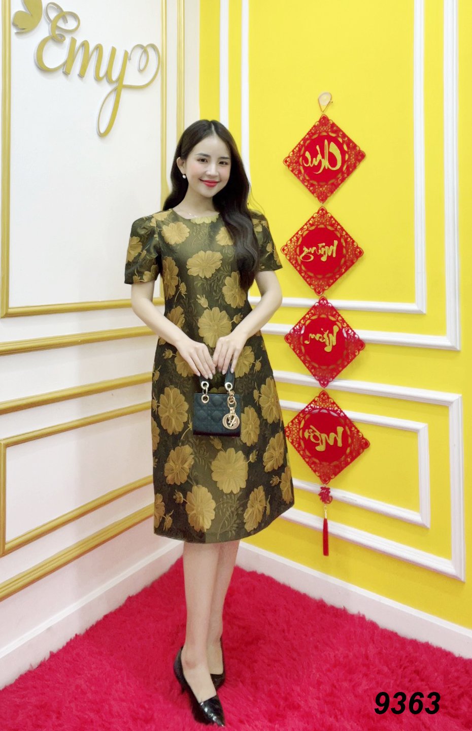 Đầm EMY EM9363 Suông Gấm Vàng