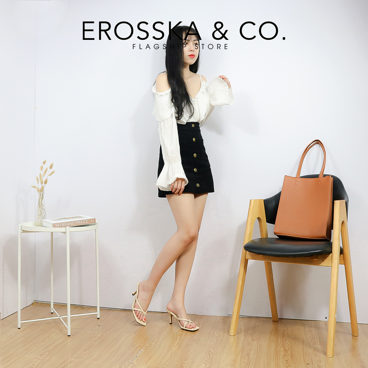 Dép cao gót thời trang Erosska mũi vuông kiểu dáng xỏ ngón phối dây quai mảnh gót nhọn cao 7cm màu nude - EM060