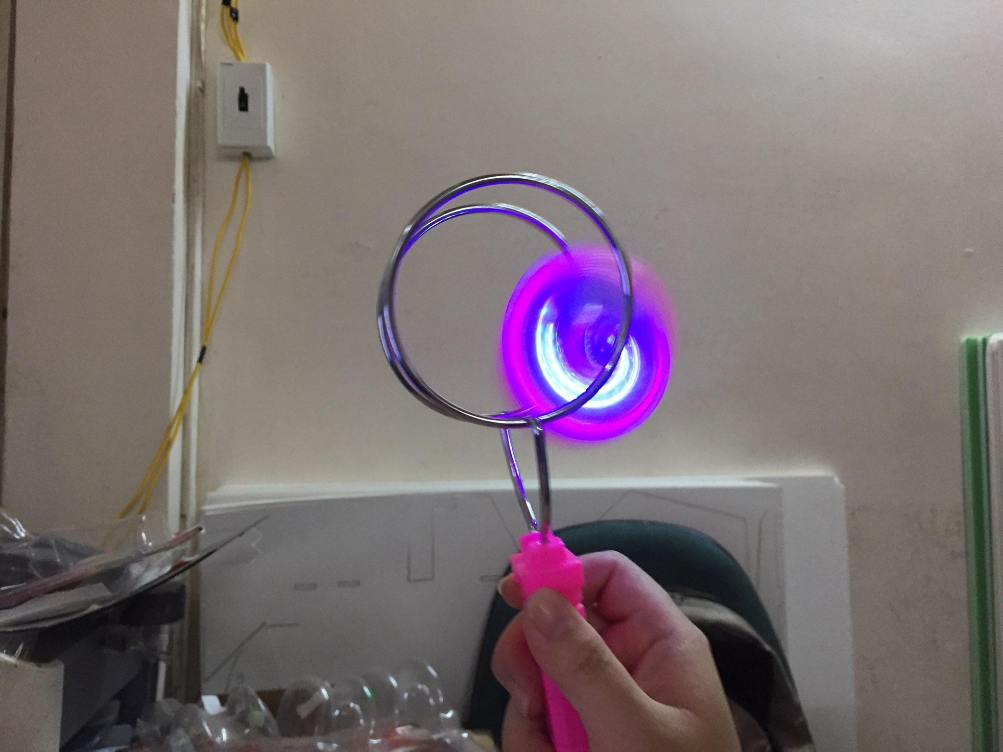 Con quay từ tính phát sáng đẹp mắt