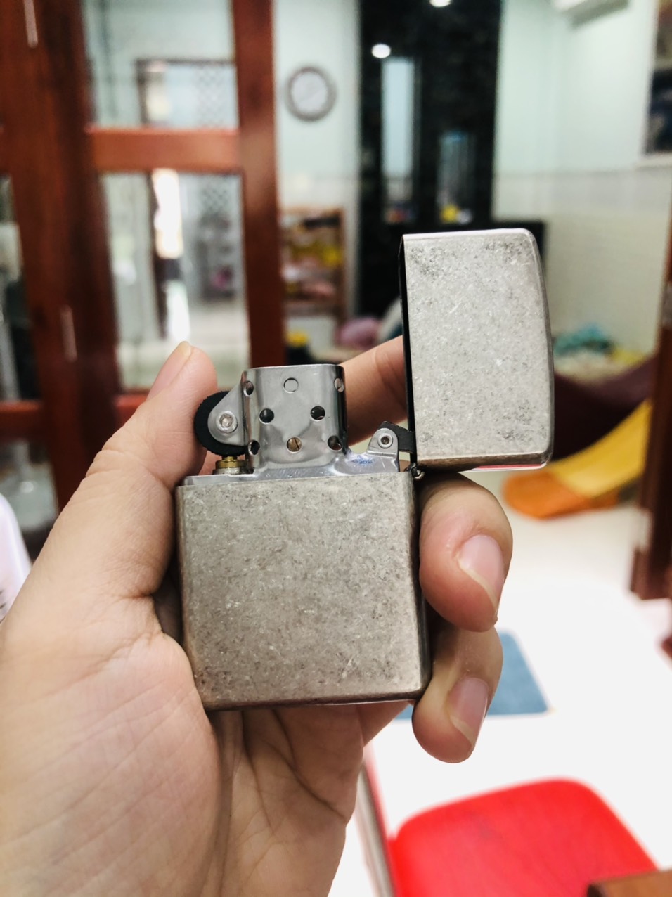 Bật lửa Zippo Màu Trắng Bạc, Loại Giả Cổ