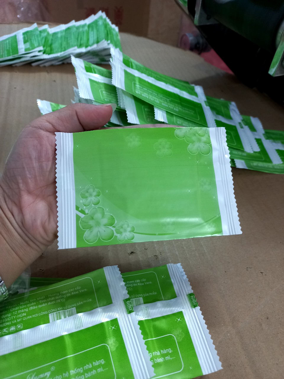 500 cái khăn lạnh, khăn ướt mini màu xanh lá