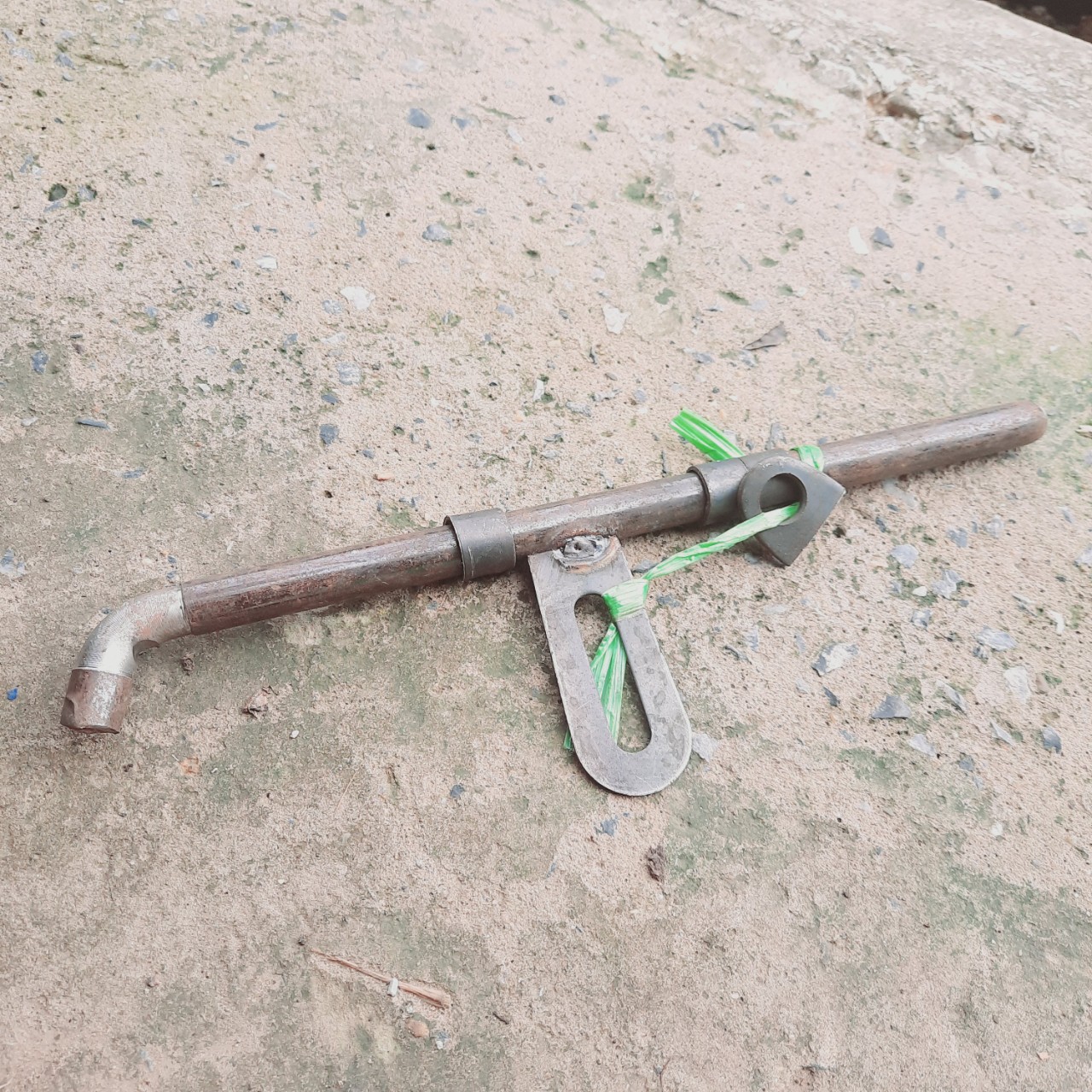 Chốt cổng ngang, chốt cửa, chốt ngang sắt phi 16mm dài 30cm