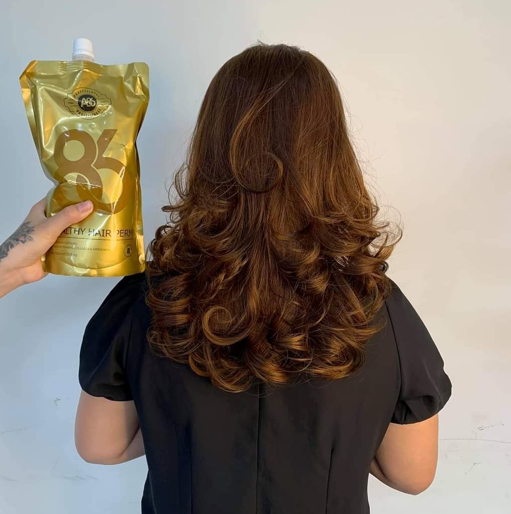 Với thuốc uốn tóc A86 vàng, tóc của bạn sẽ sáng bóng và quyến rũ hơn. Hãy xem hình ảnh liên quan đến sản phẩm này để cảm nhận vẻ đẹp của tóc sau khi sử dụng thuốc uốn A86 vàng và nhận được lời khuyên tận tình từ chuyên gia.