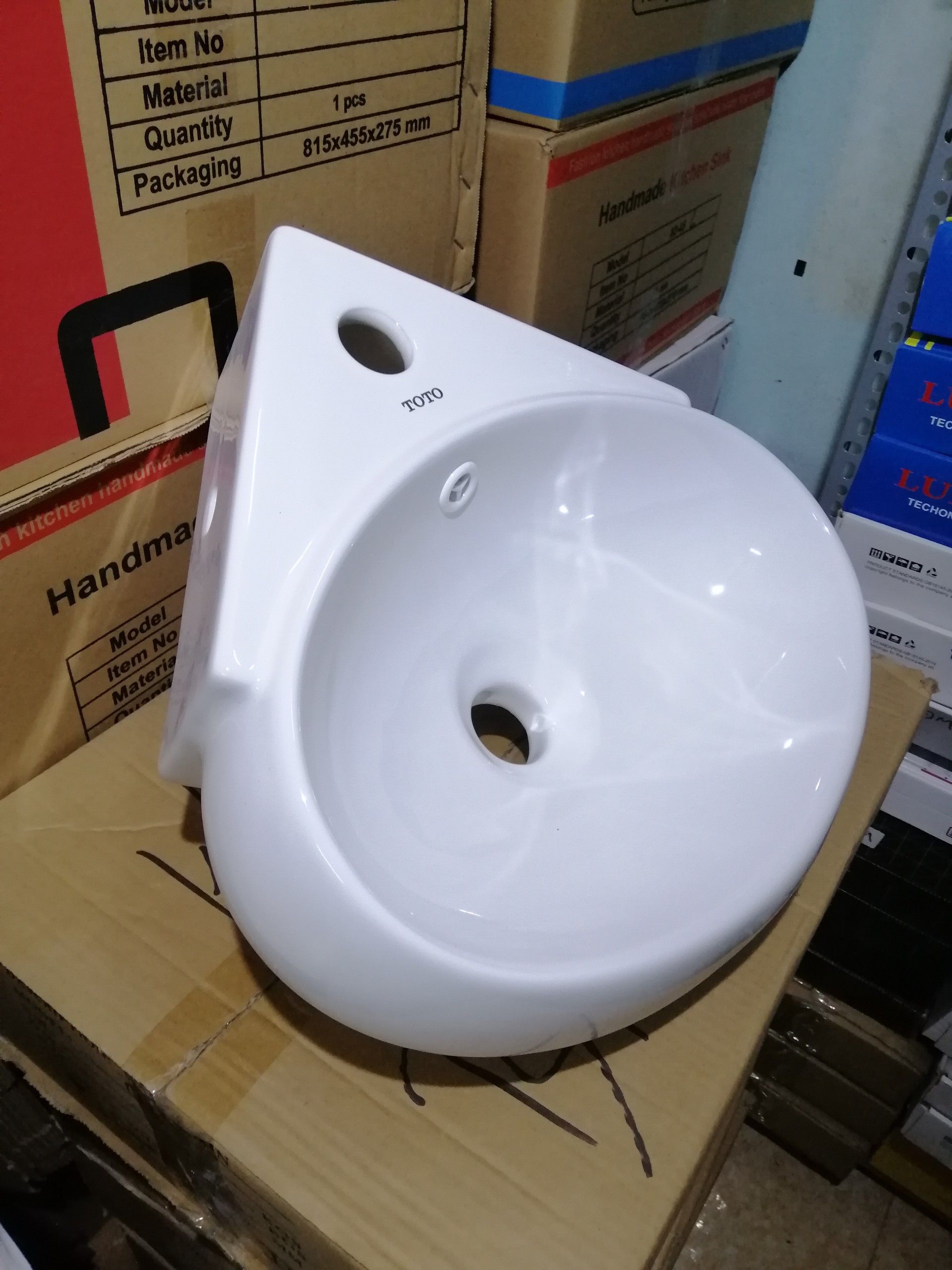 Chậu lavabo treo góc
