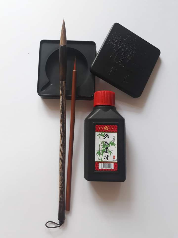 Khuyến mãi combo : bao gồm1 nghiên mực có nắp đậy1 lọ mực tàu 100ml1 bút trung lang hào