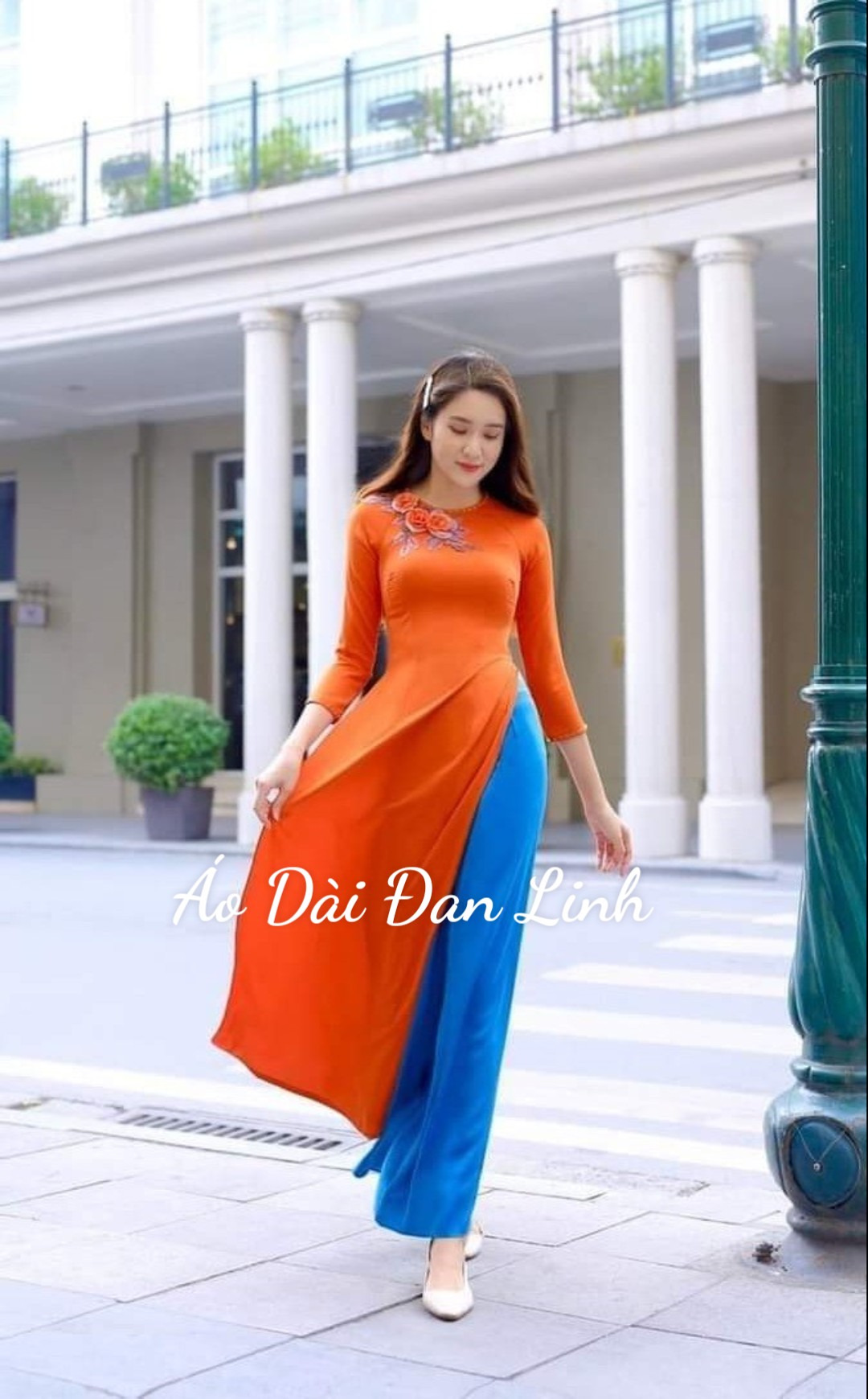 Áo dài màu cam đính hoa trẻ trung, nổi bật - Xưởng may áo dài Đan Linh