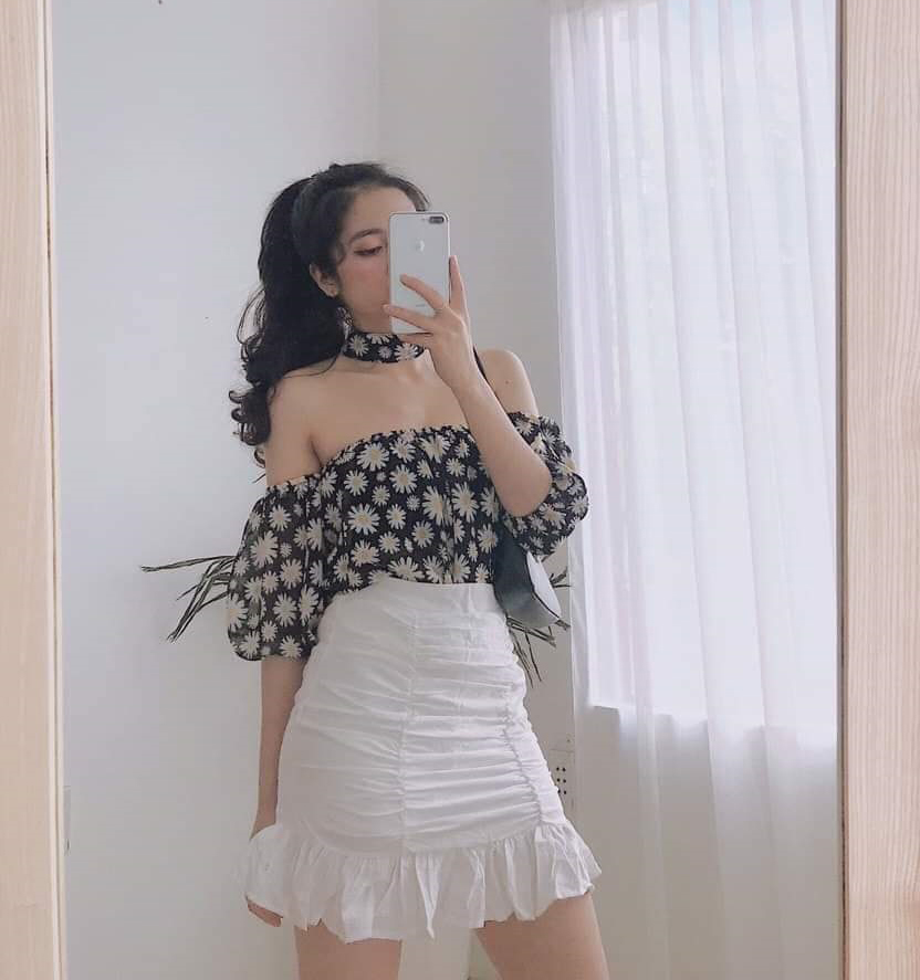 Set áo hoa cúc trễ vai chân váy dúng kiểu
