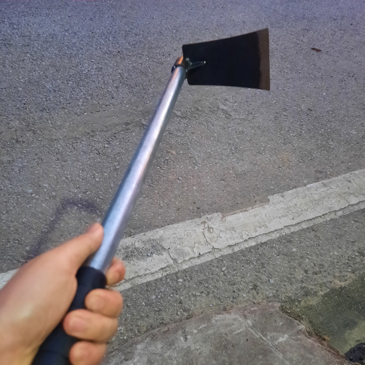 Cuốc làm vườn, trồng cây, trồng hoa có cán sắt dài 50cm