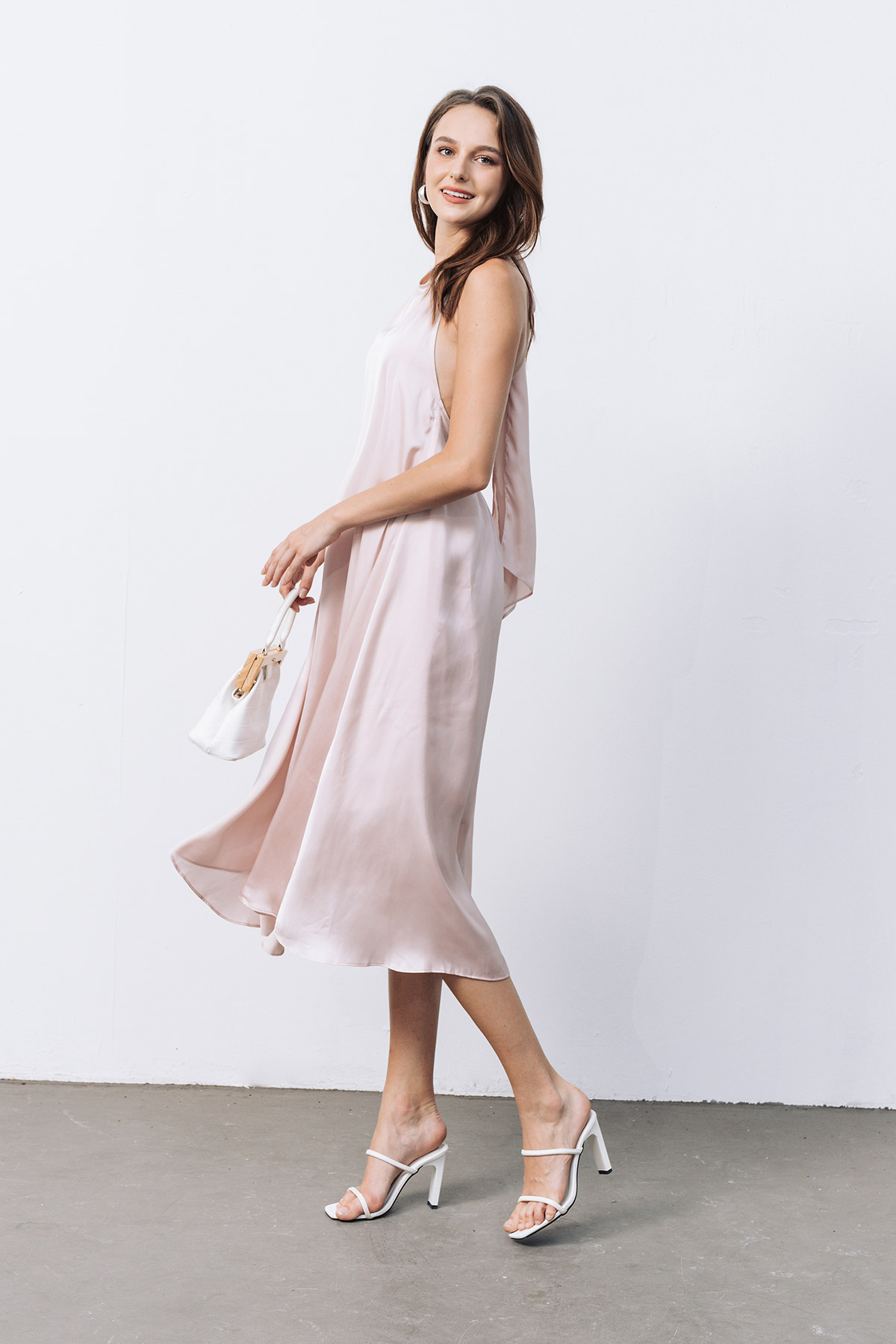 Đầm Maxi VIENTRAN Cổ Nơ Chun Eo VIENTRAN O63M22H001