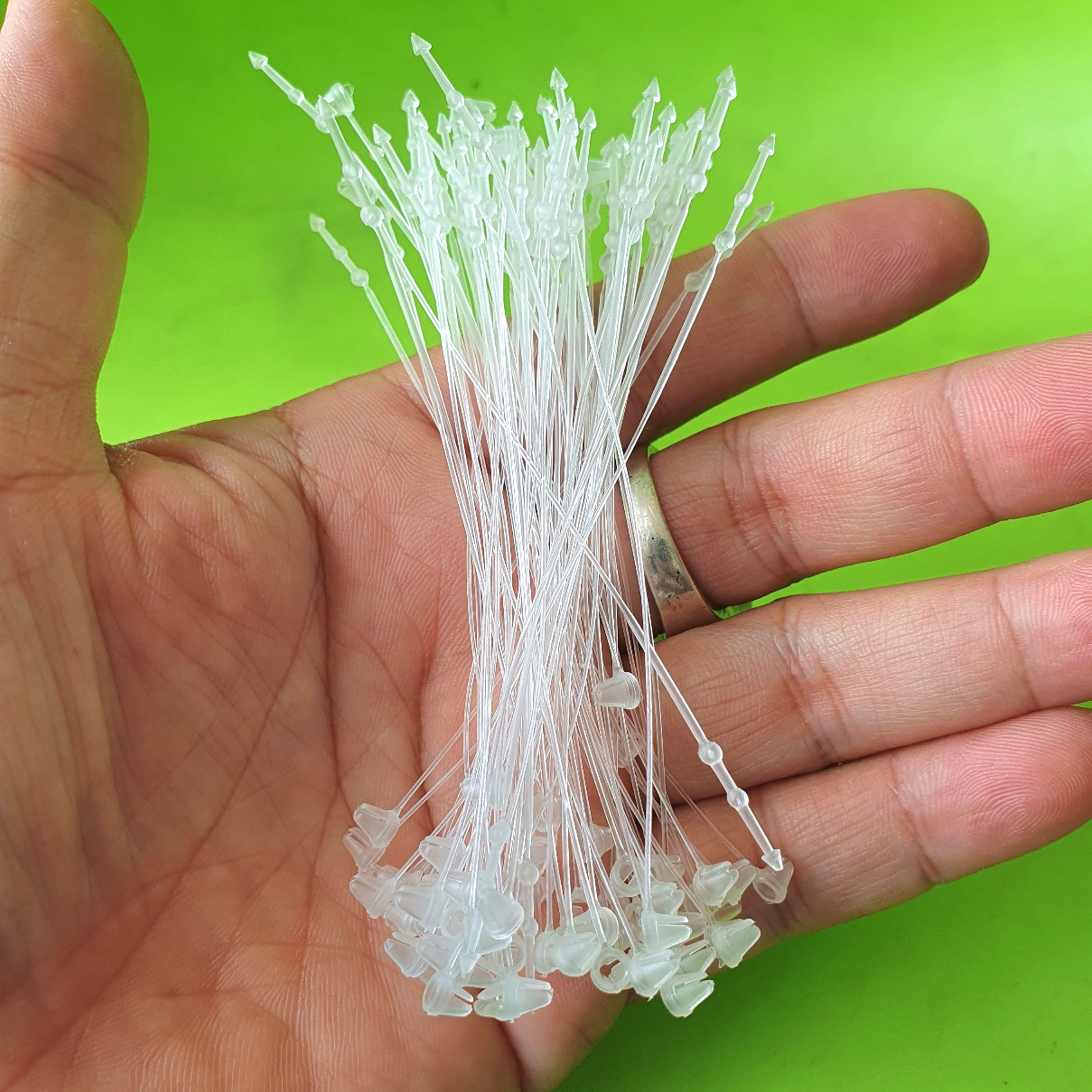 Ty xỏ tem nhãn mác Dây xỏ tem nhãn mác