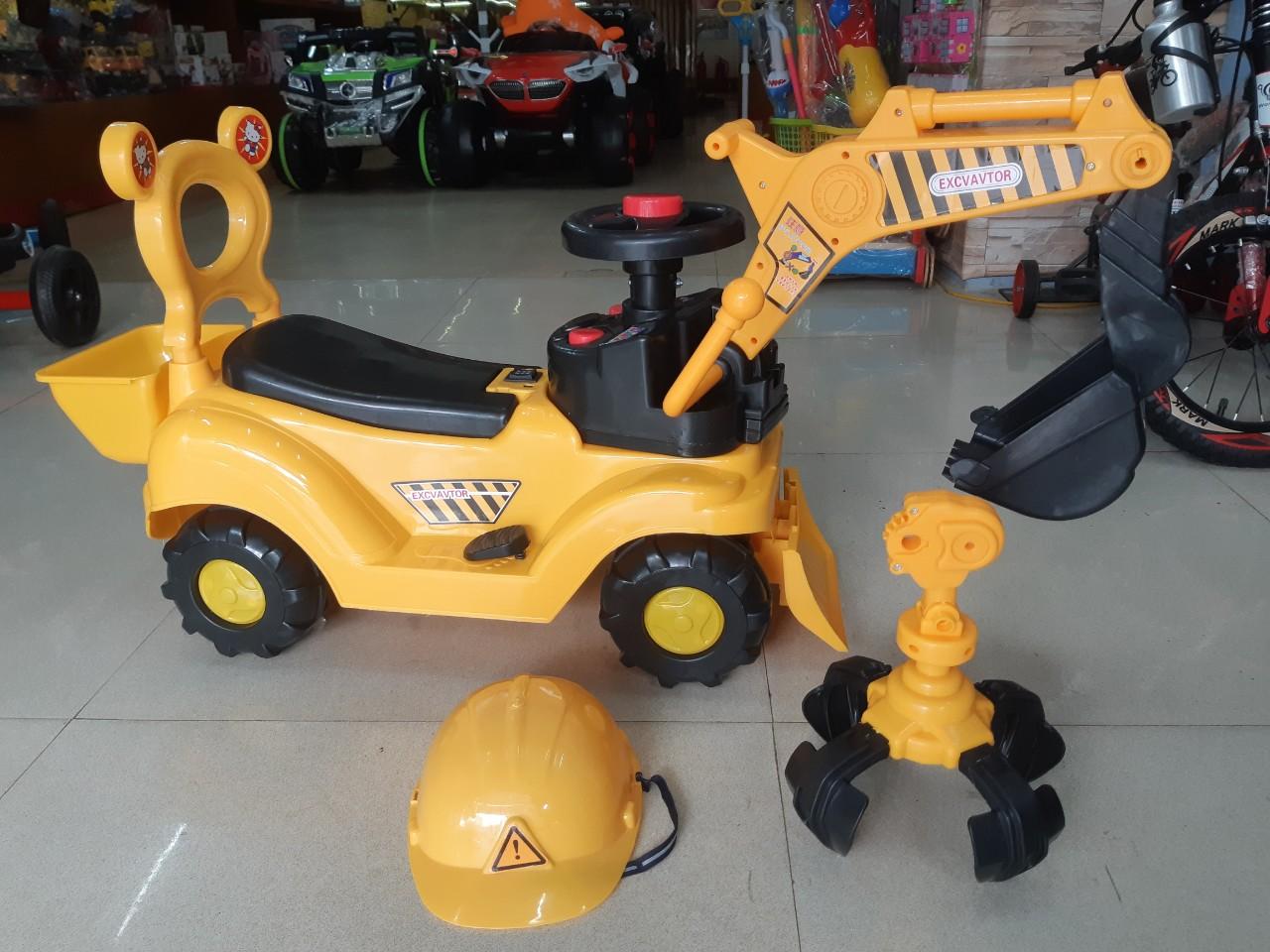 Xe chòi chân máy xúc điện cho bé (tặng kèm mũ bảo hiểm và gầu ngoạm)