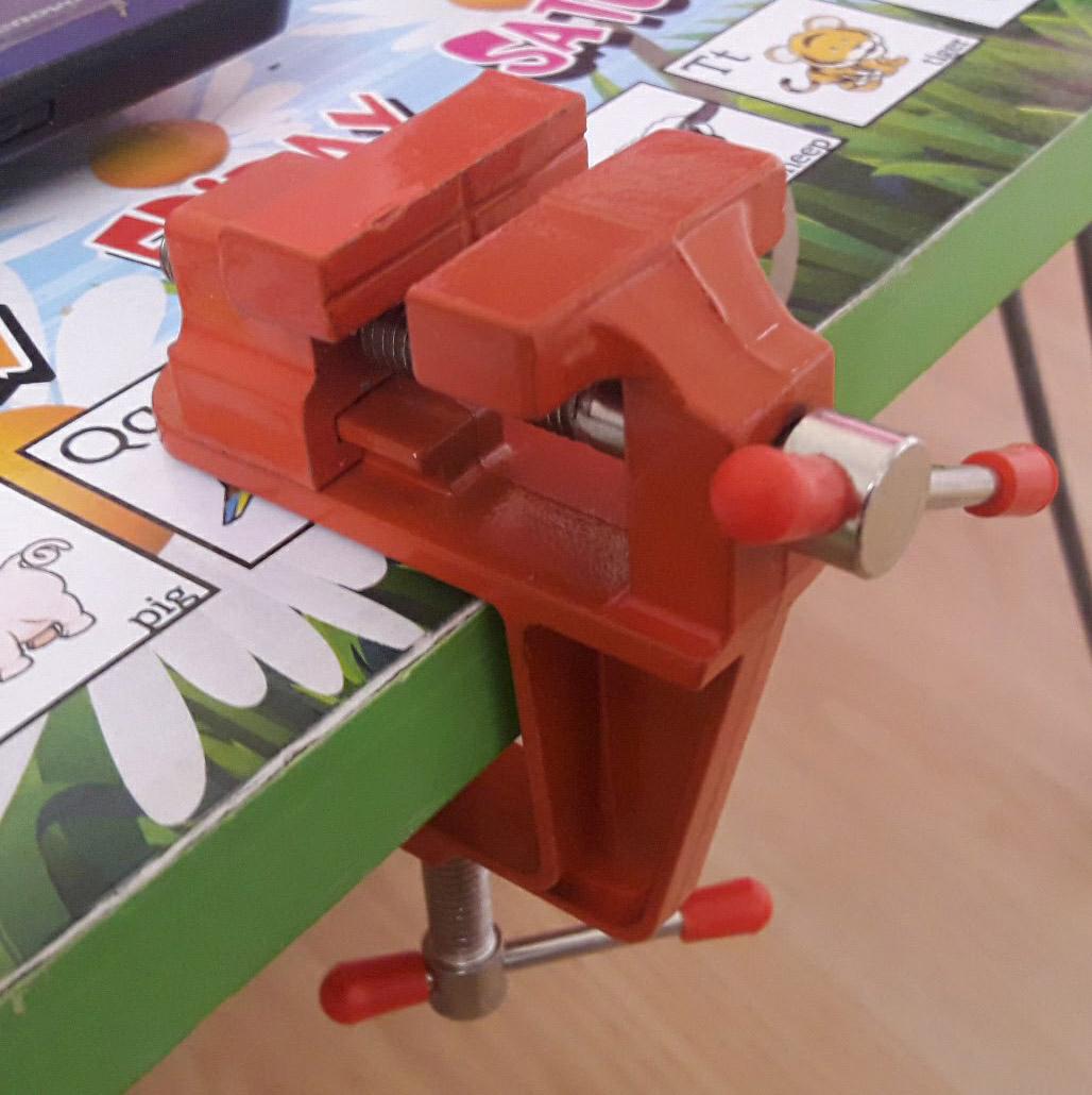 Ê tô mini V1, e to V1, ê tô kẹp bàn: Nhỏ gọn, chắc chắn, siêu khỏe chống chầy xước sản phẩm (màu tùy chọn)