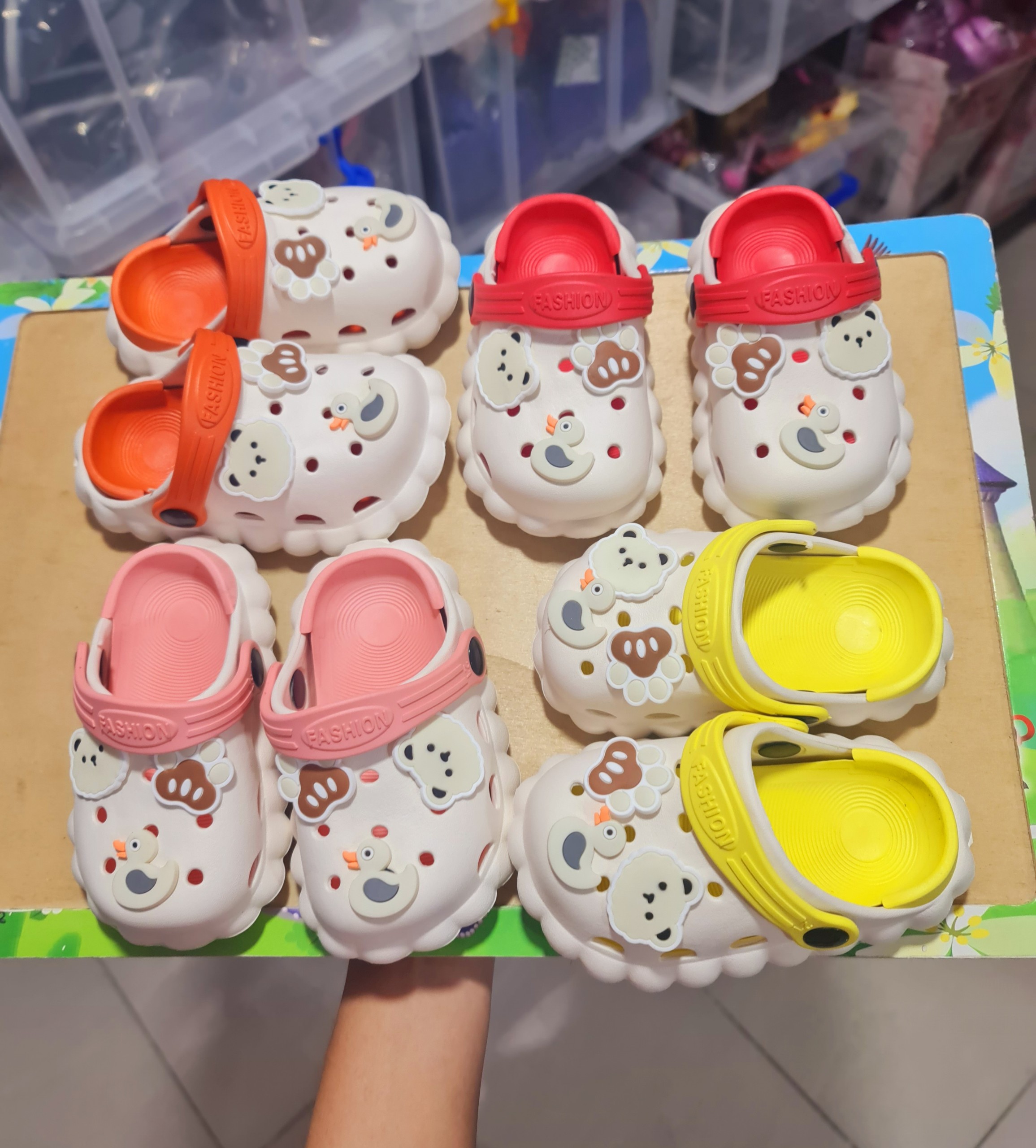 Dép mây tặng kèm 6 hình gắn cho bé trai bé gái thiết kế kiểu đám mây trắng siêu đẹp- chất liệu siêu mềm khách ơi