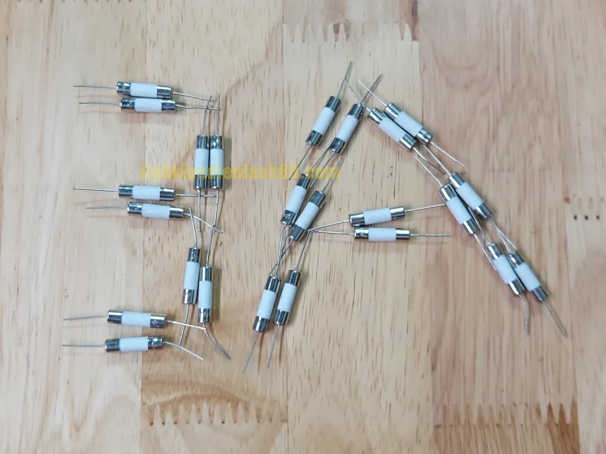 (50 cái) Cầu chì sứ cắm 3a kích thước 5x20mm mới 100%.