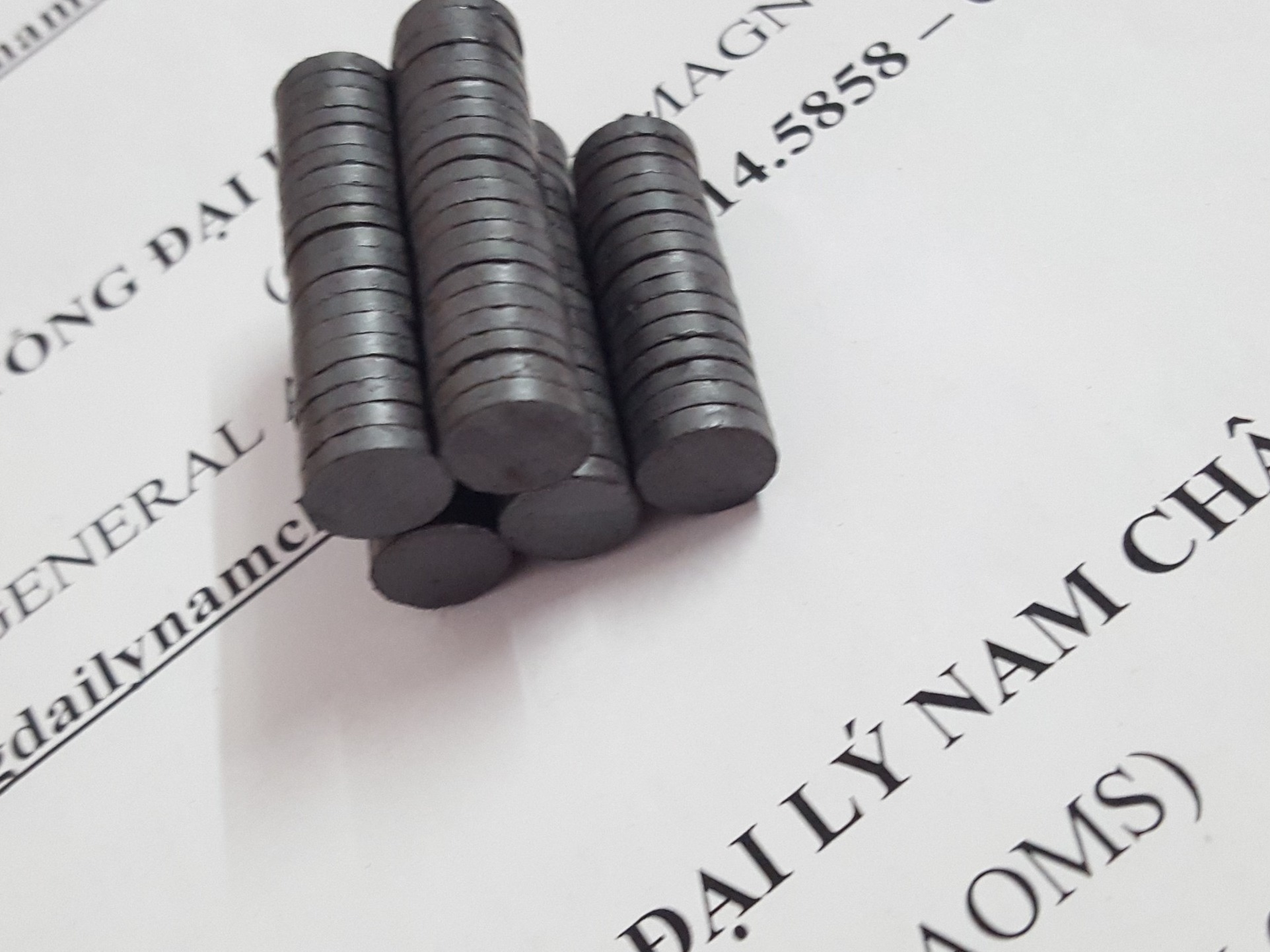 50 viên nam châm đen/nam châm ferrite 10x2mm