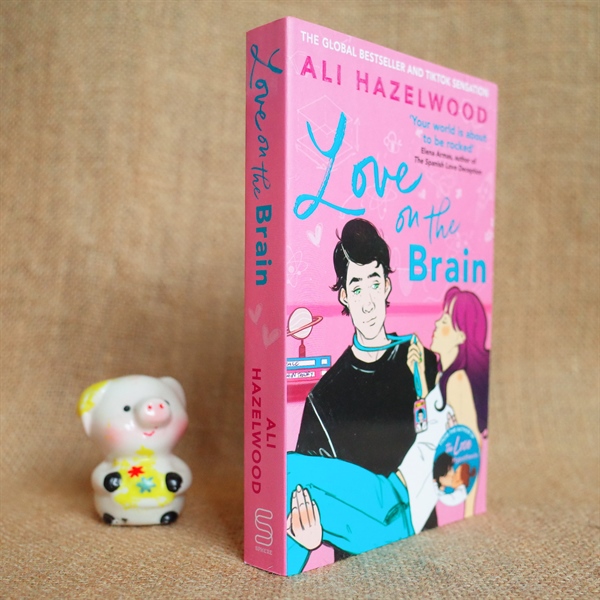 Love On The Brain - Ali Hazelwood - Moonbird