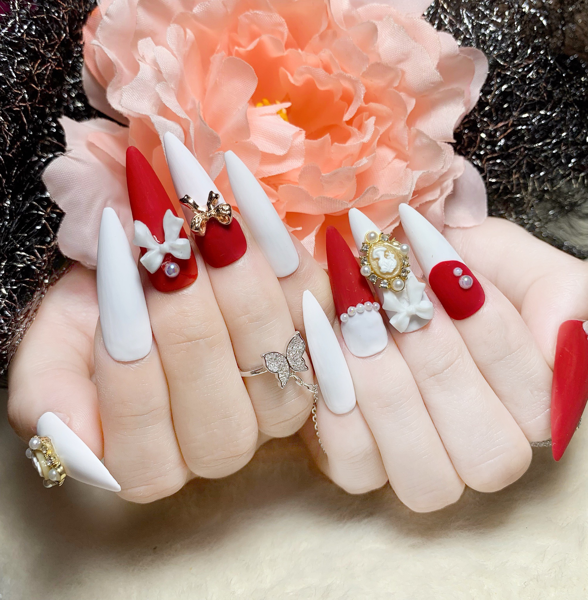 Móng tay giả dài, móng úp màu đỏ trắng lì đính charm, tặng kèm keo dán dũa