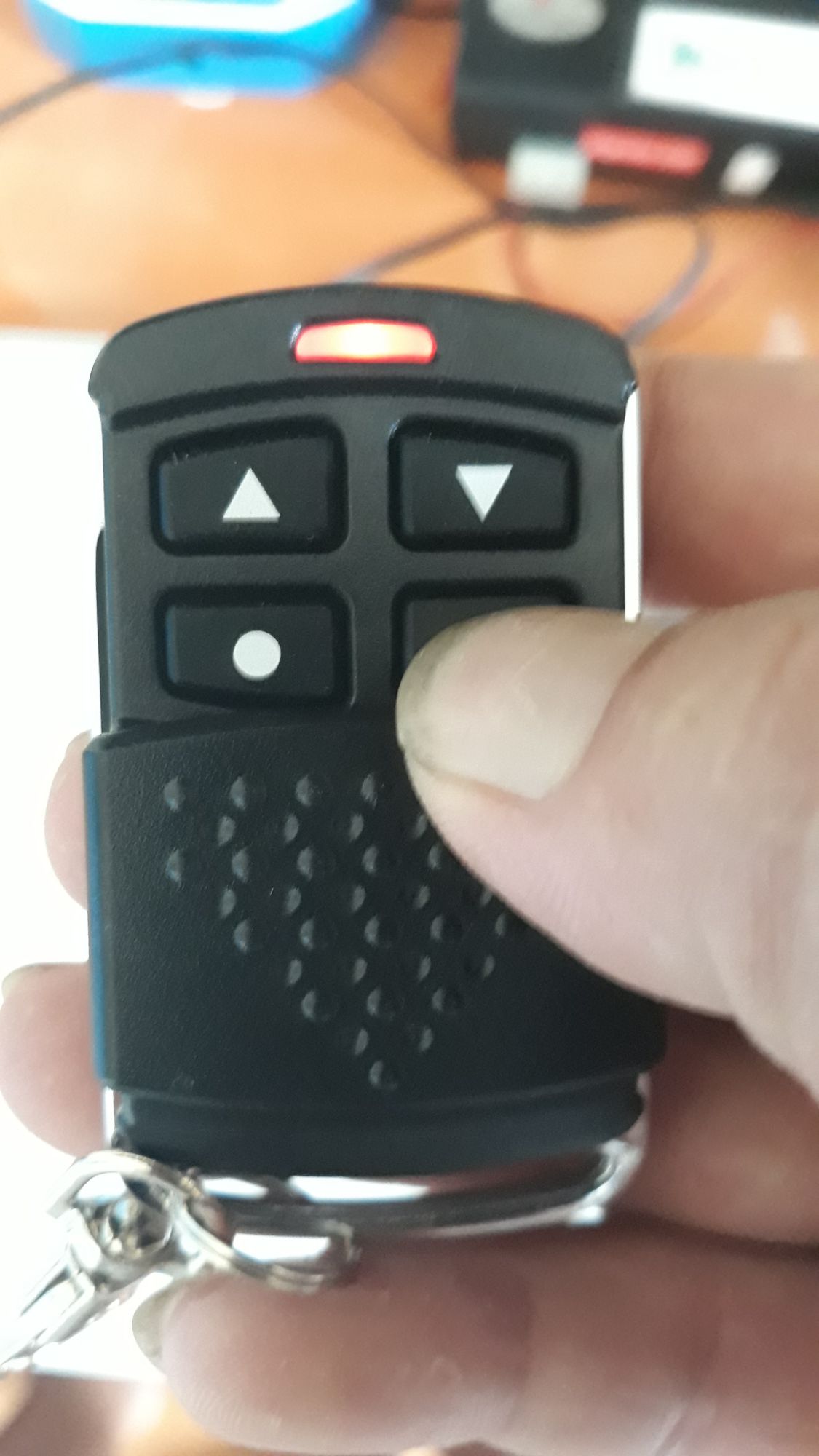 Điều khiển Cửa cuốn Austdoor MÃ NHẢY Tần số 315 Mhz chống sao chép