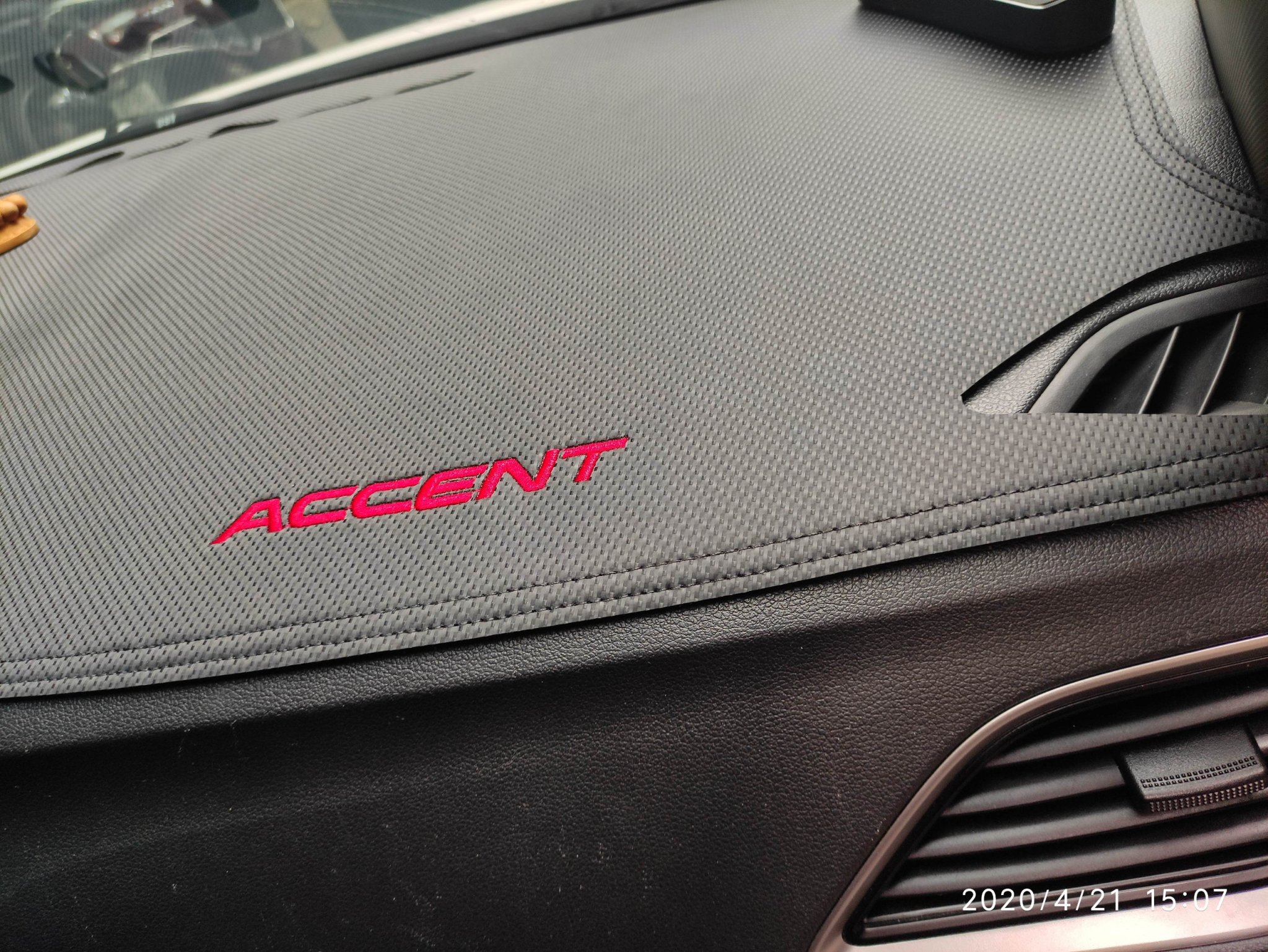 Thảm taplo da carbon xe Hyundai Accent đời 2018 đến 2022 có chống trượt, thiết kế 3D vừa in form xe, giúp che nắng bảo vệ taplo, tạo thẩm mỹ cho xe của bạn